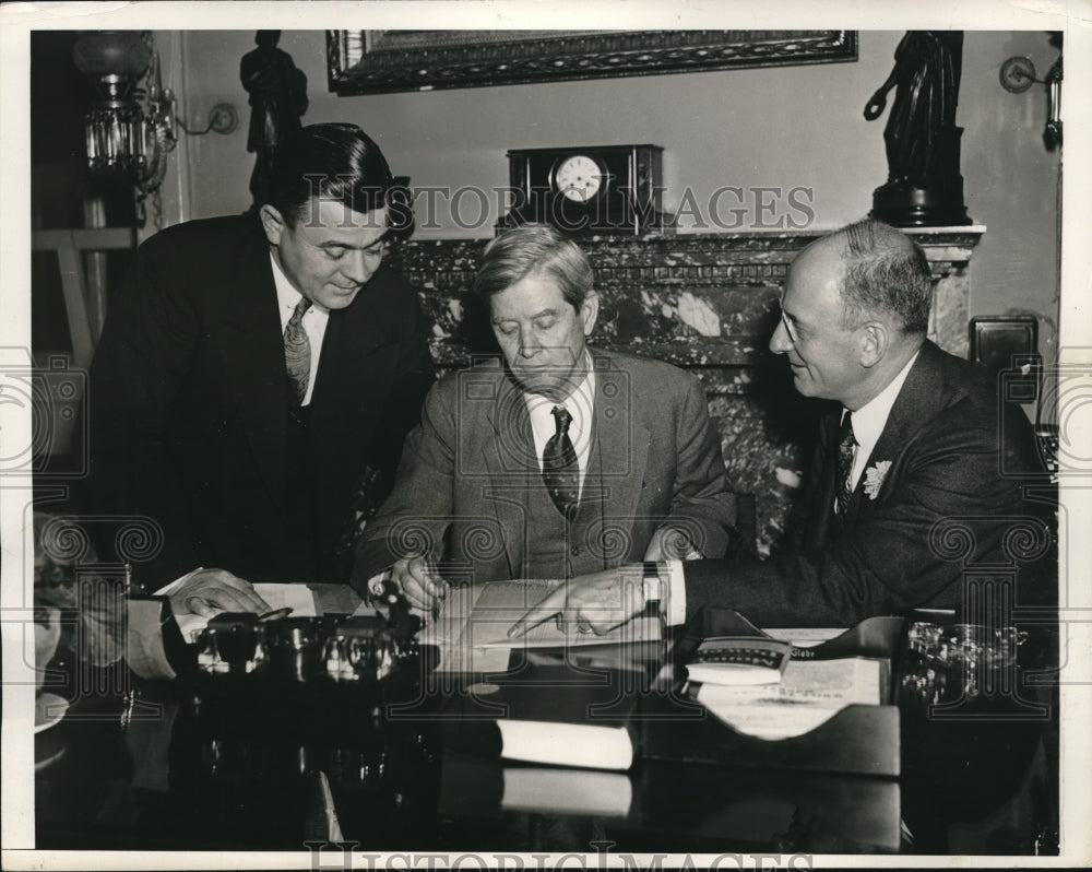 1935 Press Photo Daniel Bell, Dir of Budget conferring w/ Rep James Buchanan - Historic Images