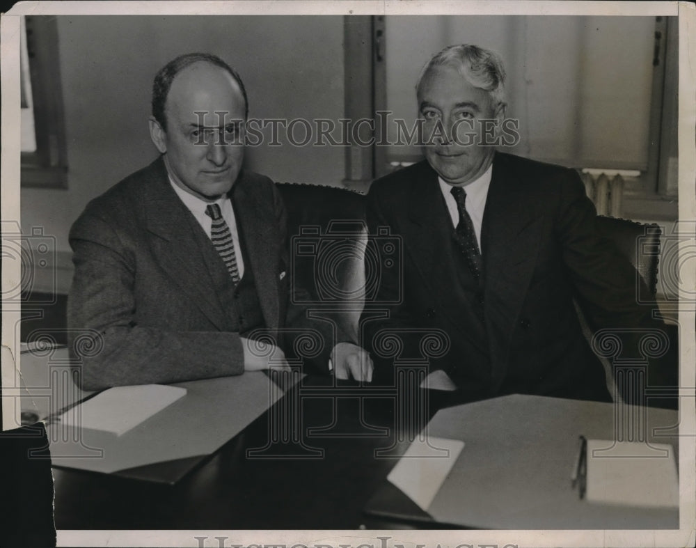 1933 Press Photo Henry Morgenthau Jr conferring w/ Peter Carey of Chicago Board - Historic Images