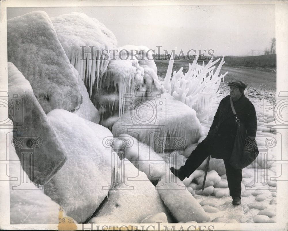 1943 Press Photo Scene from Chicago&#39;s South Side Lake front during sub 0 weather - Historic Images