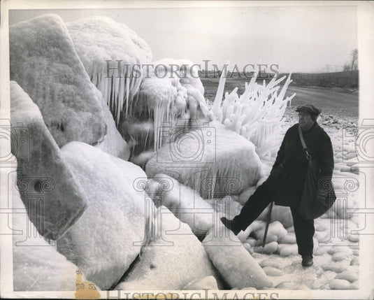 1943 Press Photo Scene from Chicago's South Side Lake front during sub 0 weather - Historic Images