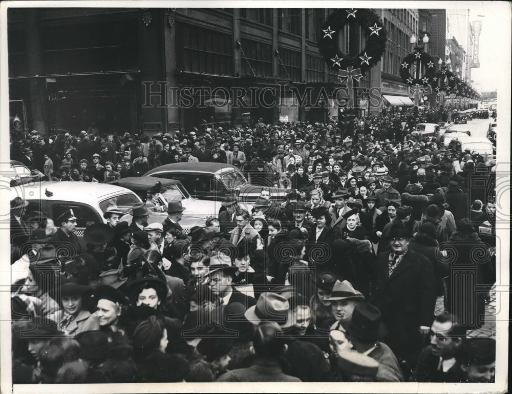 1940 Scne from Madison St, Chicago, jam packed w/ shoppers - Historic Images