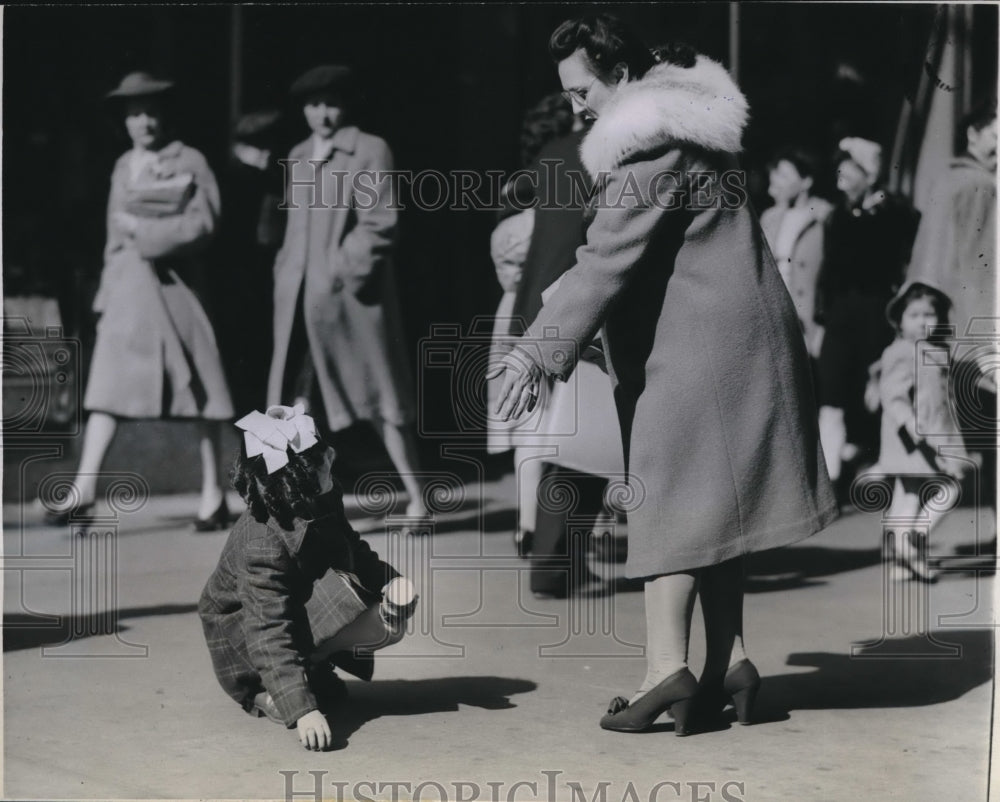 1943 Press Photo Child picking a penny in the busy State &amp; Madison Sts in Chi-Historic Images