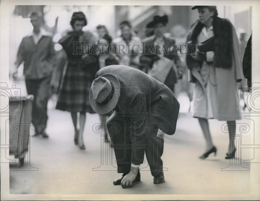 1943 Press Photo A man picking up a penny at State & Madison Streets, Chicago - Historic Images