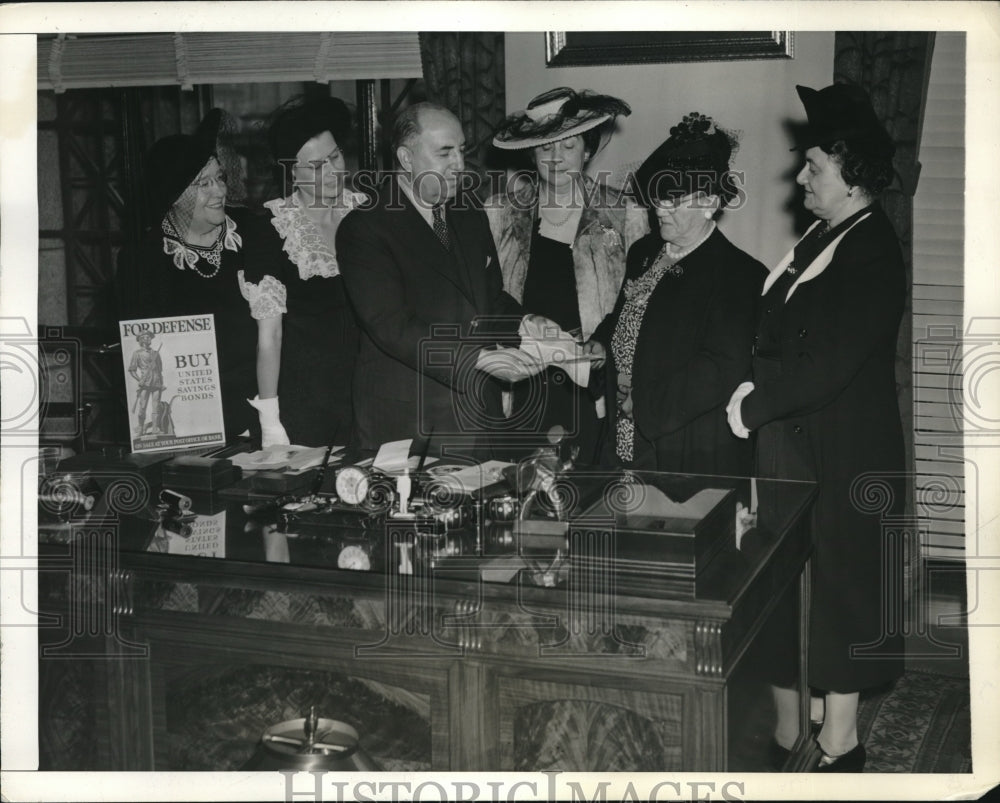 1941 Press Photo The companions of forest of America buys defense bonds - Historic Images