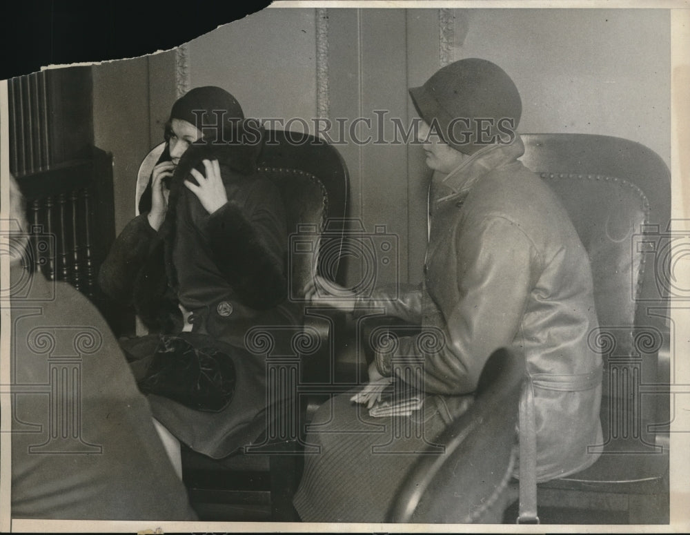 1930 Press Photo These 15 yr old girls talk about LT. Col. F. Ostermann attempt - Historic Images