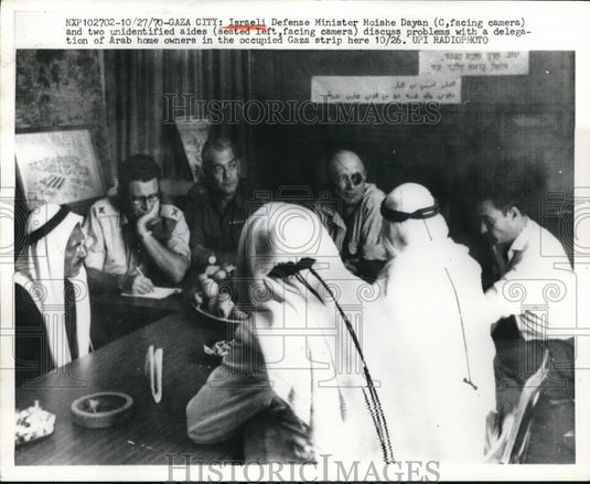 1970 Press Photo Israeli Defense Minister Moishe Dayan & Aides Discuss Problems - Historic Images