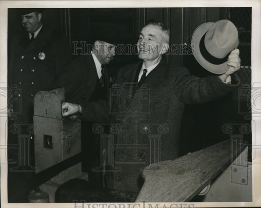 1938 Press Photo James Collins placed his fare for his first train ride - Historic Images