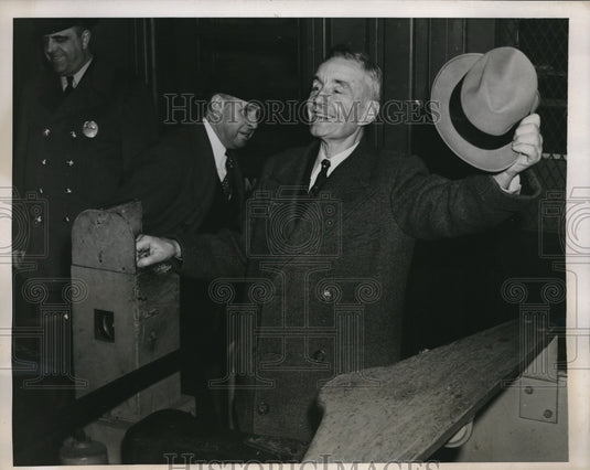 1938 Press Photo James Collins placed fare for first train in 6th Avenue - Historic Images
