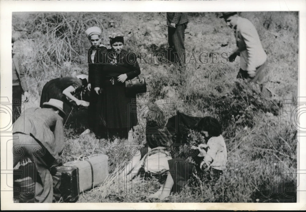 1941 Press Photo Mother consoles baby after Calerato-Antofogasta express crashed - Historic Images