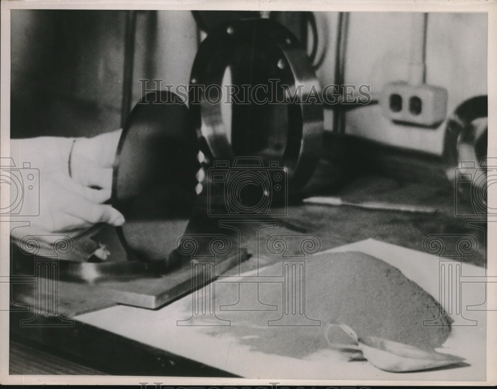 1937 Press Photo A hard shining disk Liguin plastic - Historic Images