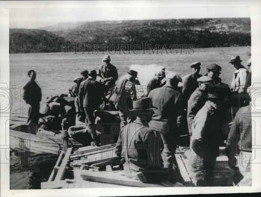 1943 Press Photo Group Of Norwegians Released From German Prison Camp - Historic Images