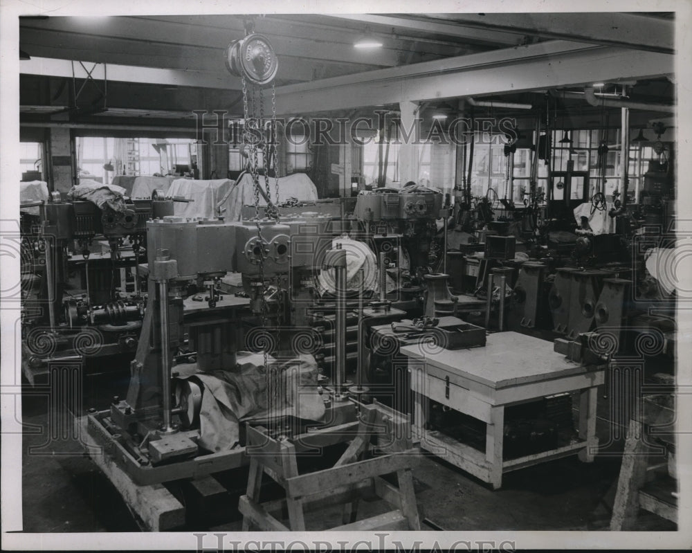 1944 Press Photo Striking Foundrymen &amp; Machinists Leave Gear Shop Deserted-Historic Images