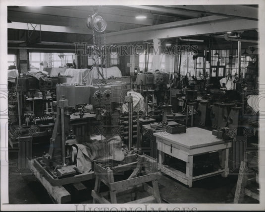 1944 Press Photo Striking Foundrymen & Machinists Leave Gear Shop Deserted-Historic Images