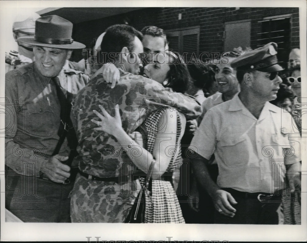 1961 Press Photo Ulises Caro Spokesman 10 Cuban Rebel Prisoners Arriving Miami - Historic Images