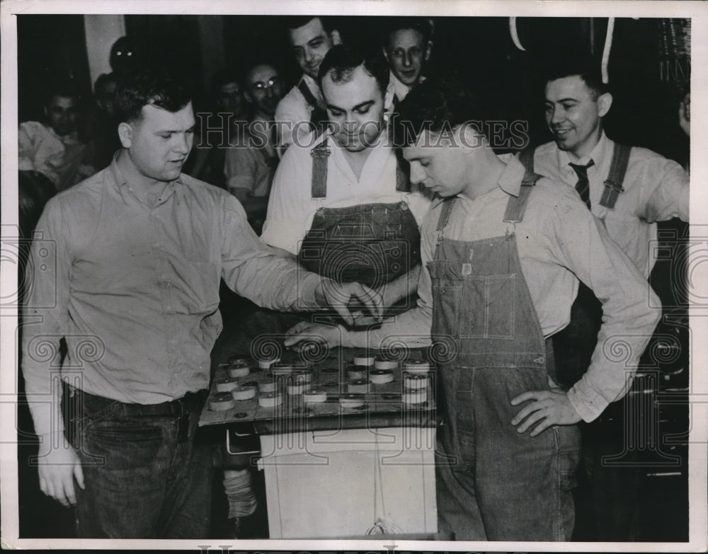 1937 Press Photo strikers at Busy Bee Hoisery in Reading, PA play checkers - Historic Images