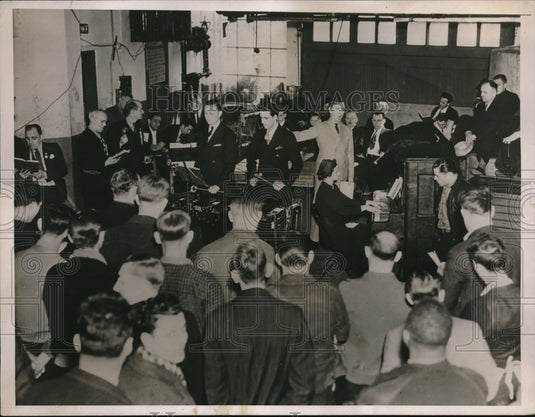 1937 Press Photo Sit Downers Fist Church Service At Kerchaval Plant Chrysler - Historic Images