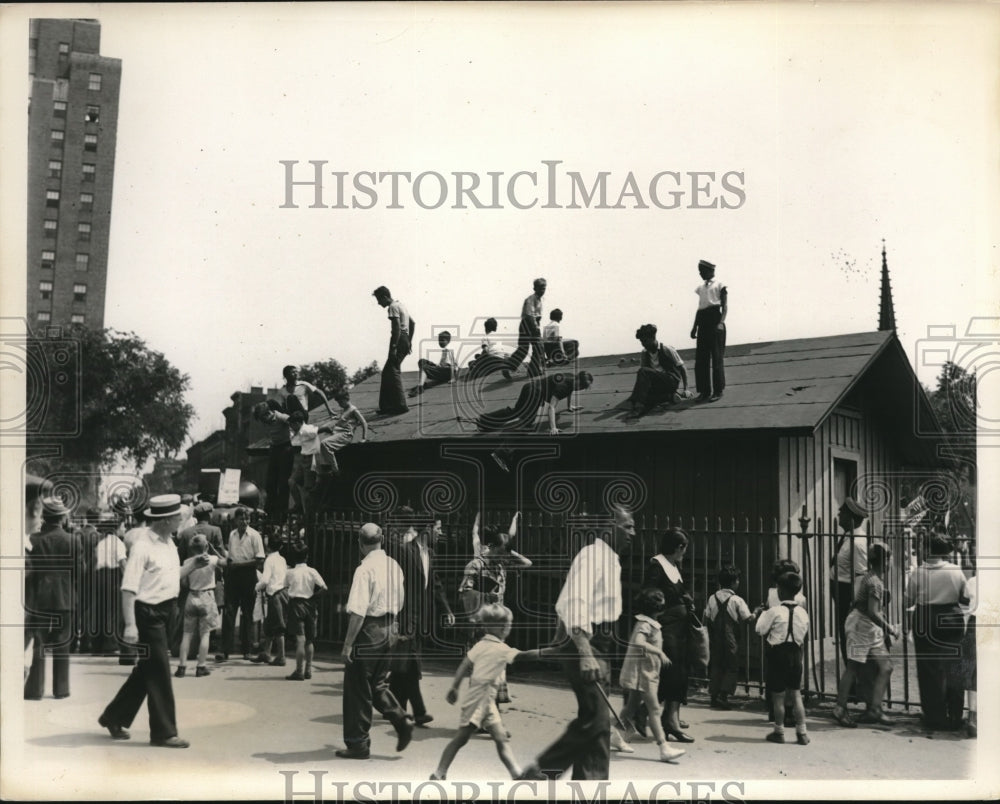 1935 Youngsters view Indepence day parade from roof at Tompkins Park - Historic Images