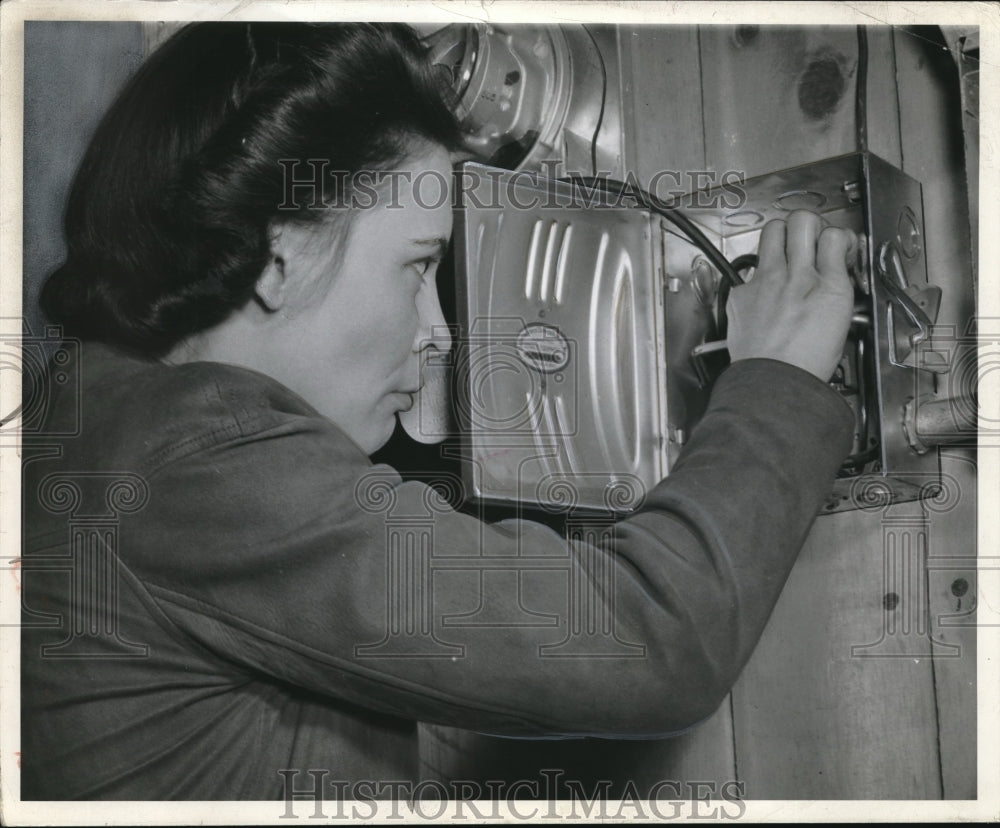 1950 Press Photo Keep hands out of electrical cabinet - Historic Images