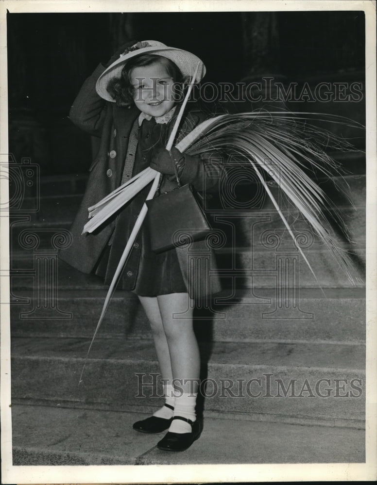 1943 Press Photo Diana Macurda, 5, Attends Palm Sunday Services St. Bartholomew - Historic Images