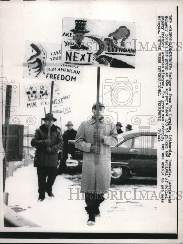 1959 Press Photo Easter European refugees pick Russian Deputy PremierMikoyan - Historic Images