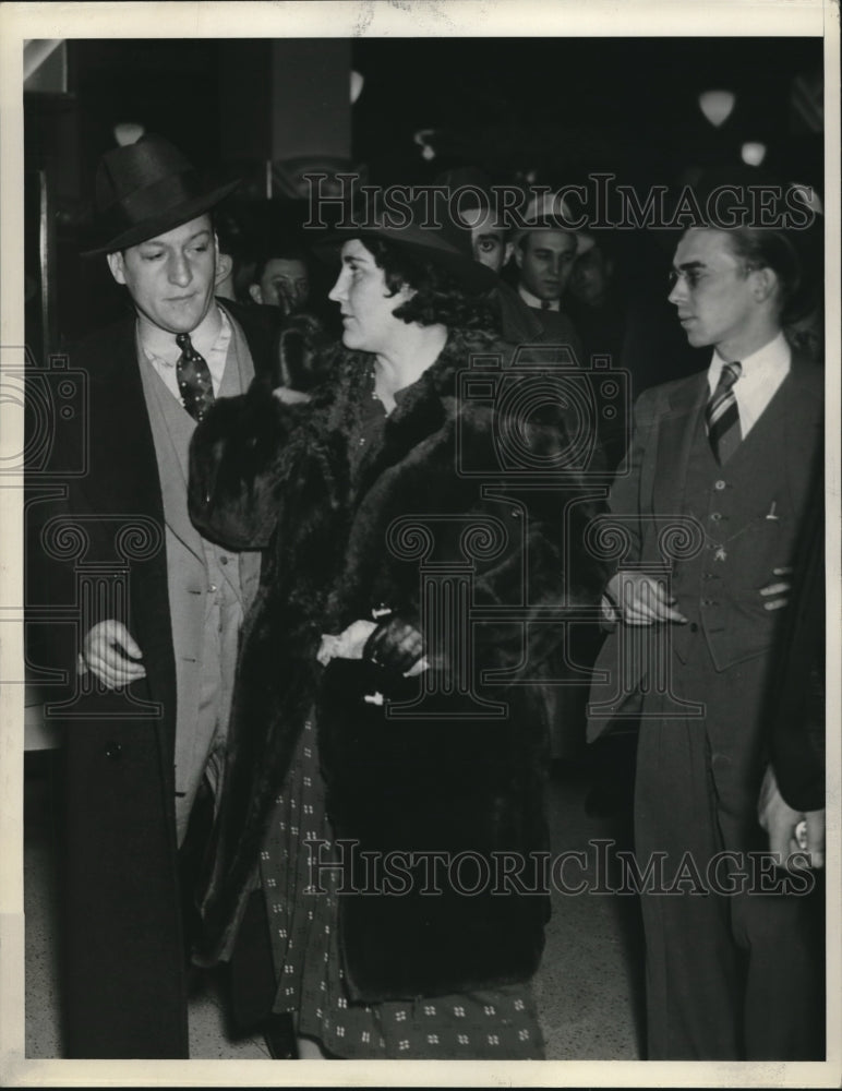 1937 Press Photo Strikers escort woman executive to door of store - Historic Images