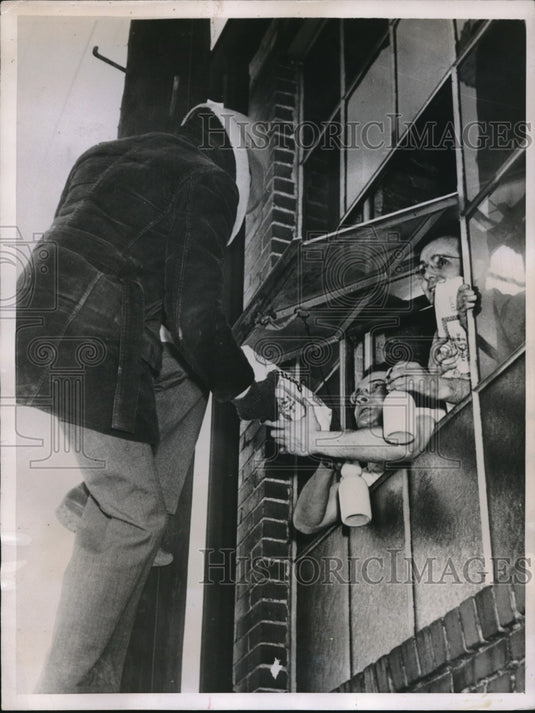 1937 Press Photo textile strikers get food in Penn.-Historic Images