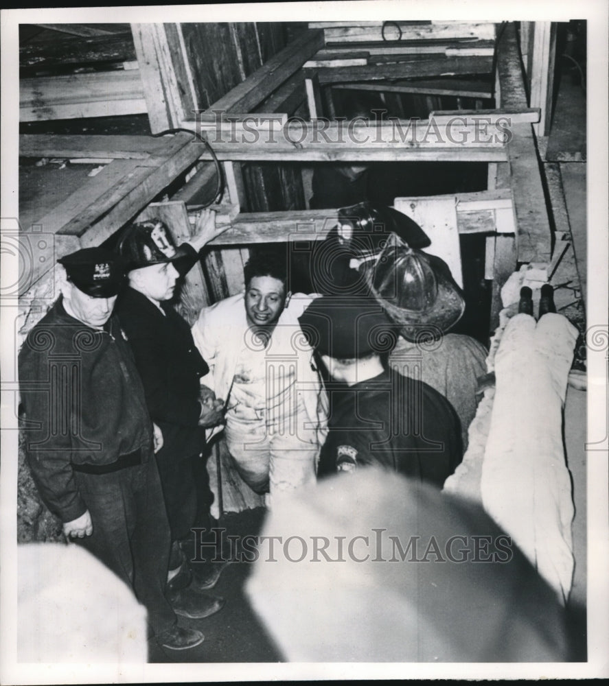 1950 Press Photo Dr. Harold Berson pronounced Dominick Atteo dead in Brooklyn - Historic Images