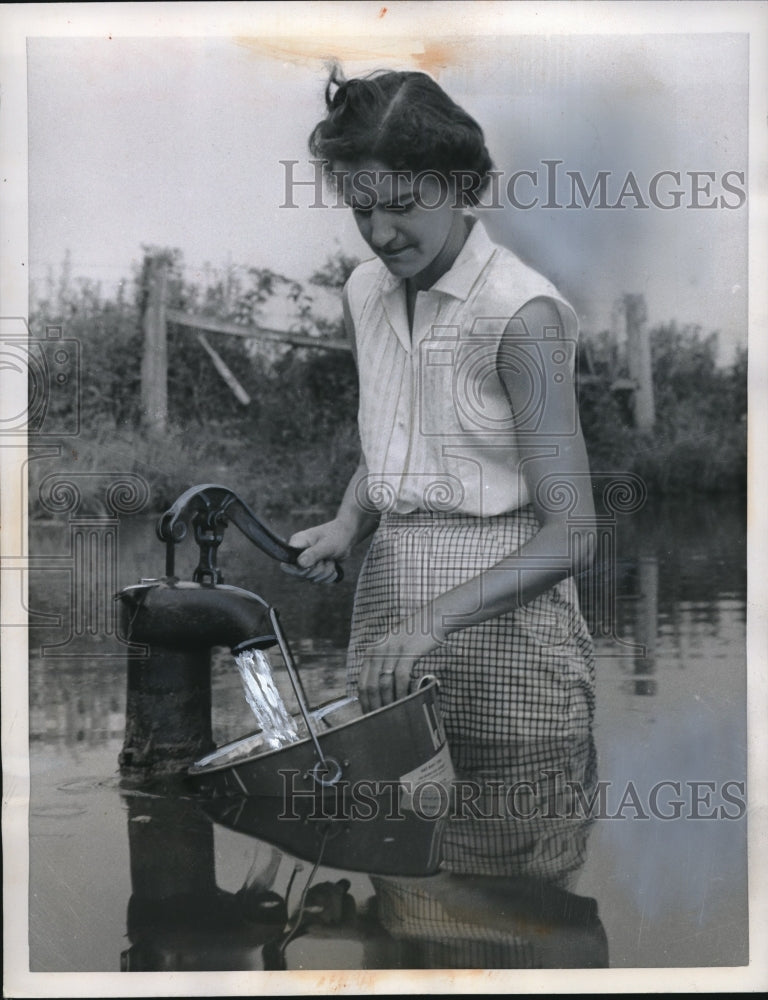 1959 Margarette Brown pumps away in hip - Historic Images