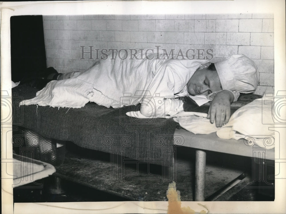 1937 Press Photo Striker Takes it Easy at Hotel Willard in Washington, DC-Historic Images