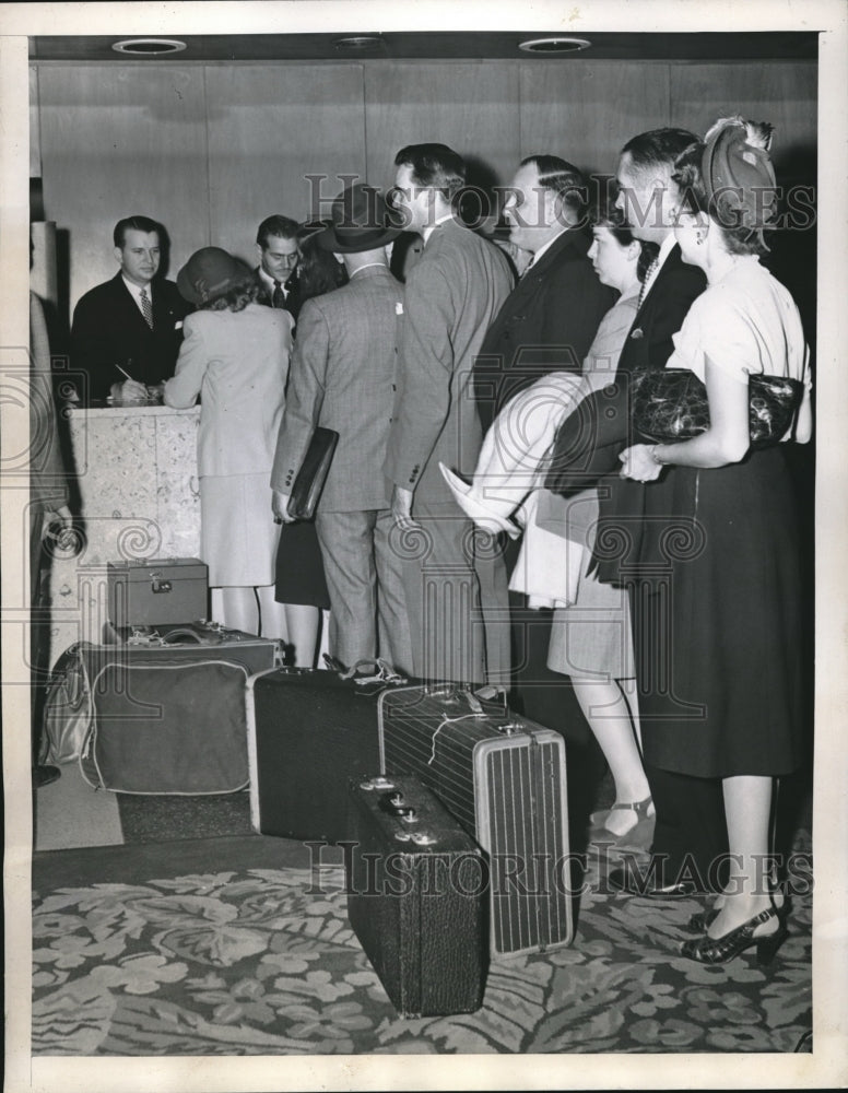 1946 Press Photo People Wait for Rooms at Statler Hotel in Washington, DC - Historic Images