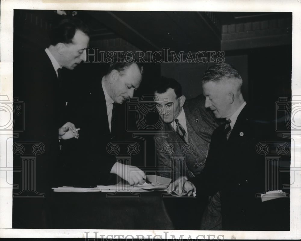 1943 Press Photo Officers of the British National Rail Tribunal Discuss Strike - Historic Images