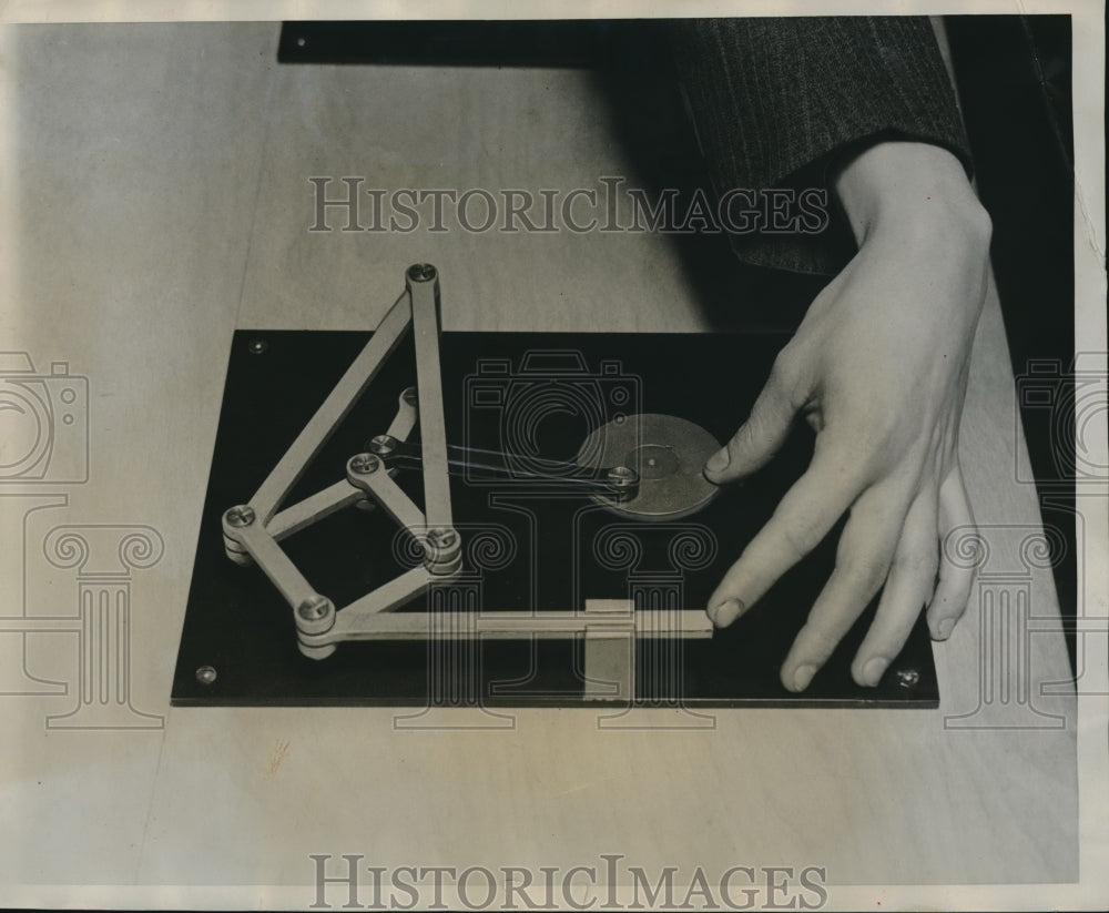 1931 Mechanical model showing conversion of Rotary to vertical mvmnt - Historic Images