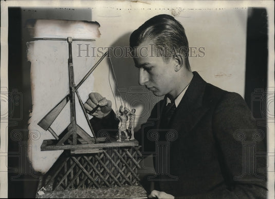 1931 Press Photo Joseph Gibbons w/ a model of a pile driver of the Roman Era - Historic Images
