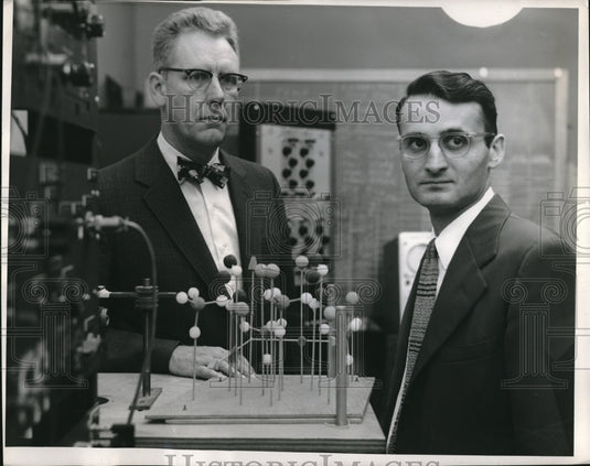 1960 Press Photo Kent State University Physicists JW McGrath & AA Silvidi - Historic Images