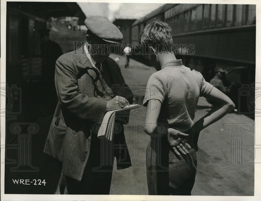 1941 Press Photo Prime Minister WL Mackenzie King Signs Autograph At Train Depot - Historic Images