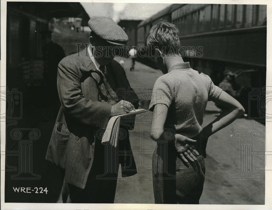 1941 Press Photo Prime Minister WL Mackenzie King Signs Autograph At Train Depot - Historic Images
