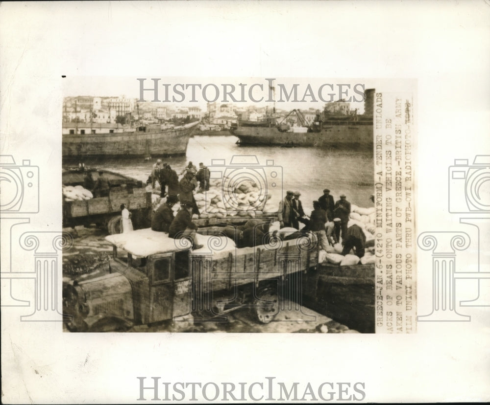 1945 Press Photo Greek Workmen Unload Sacks Of Beans From Boats To Truck At Dock - Historic Images