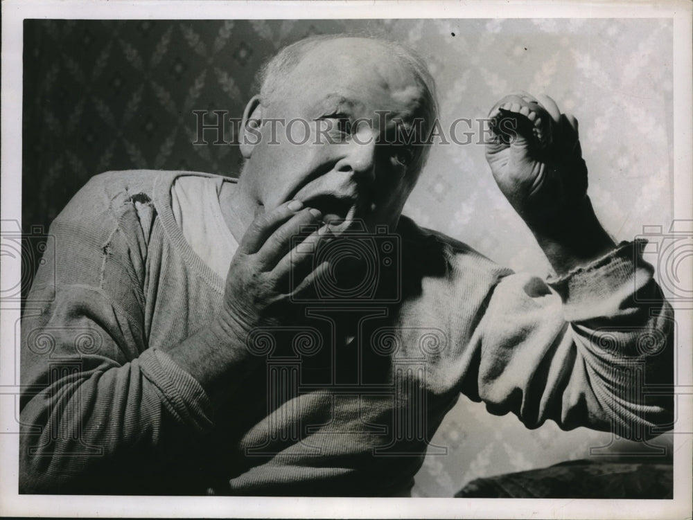 1948 Press Photo Old Man John Shows Off The New Tooth He Sprouted At 60 Years-Historic Images