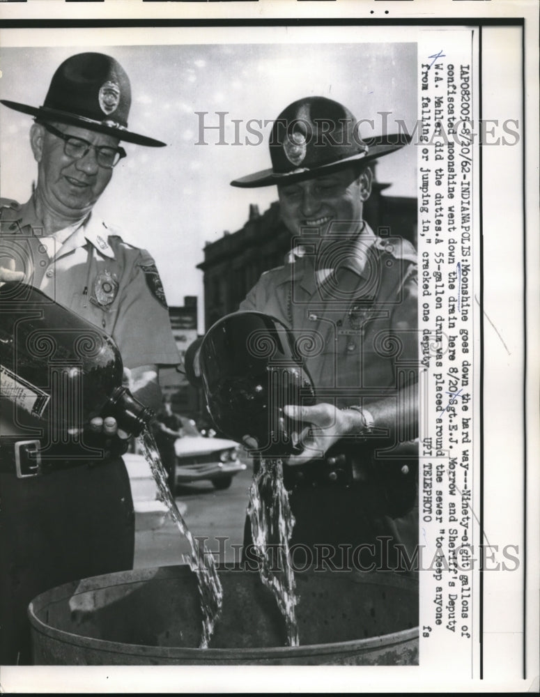 1962 Press Photo Sgt EJ Morrow & Sheriff Deputy WA Mahler trowing moonshine-Historic Images