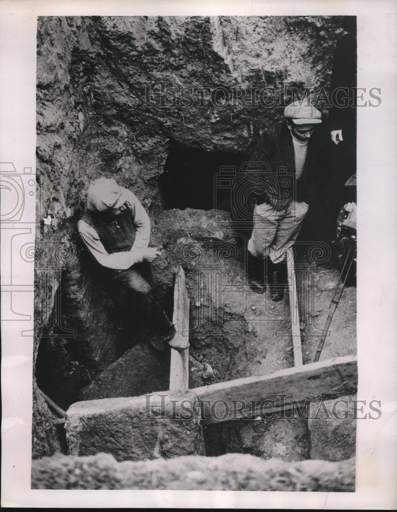 1939 Workmen Stand At Entrance To Bronze Age Burial Ground In Rome - Historic Images