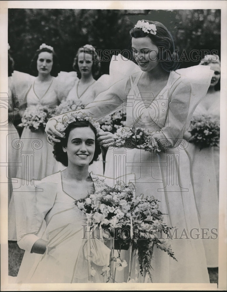 1939 Press Photo Jane Sutton Crowned SkidmoreC College May Queen By Doris Shults - Historic Images