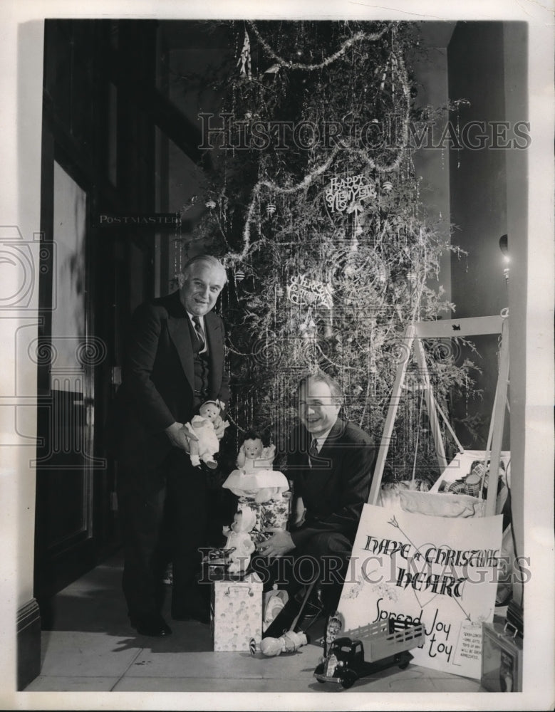 1939 Press Photo Senators Joseph Guffy &amp; D Worth Clark placing their gift - Historic Images