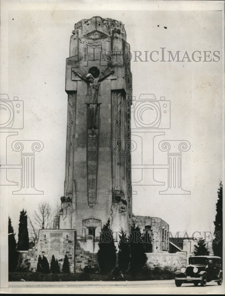 1933 Press Photo Shrine Of The Little Flower Crucifix Stone Monument In Michigan - Historic Images