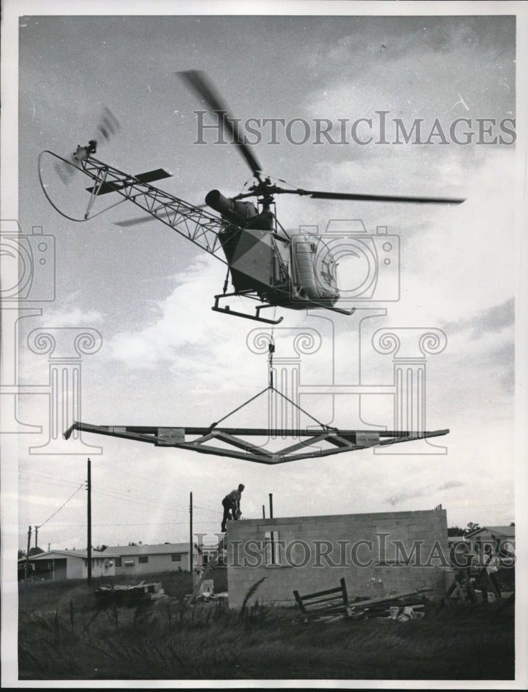 1960 Press Photo copter lowering roof onto house being built in St. Petersburg - Historic Images