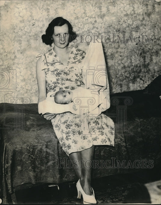 1934 Mrs Hancel Mercer & baby Caroline (born with 50 bone fractures) - Historic Images