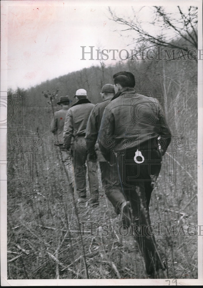 1952 Press Photo State And Federal Agents March Through Underbrush To Hunt Crime-Historic Images