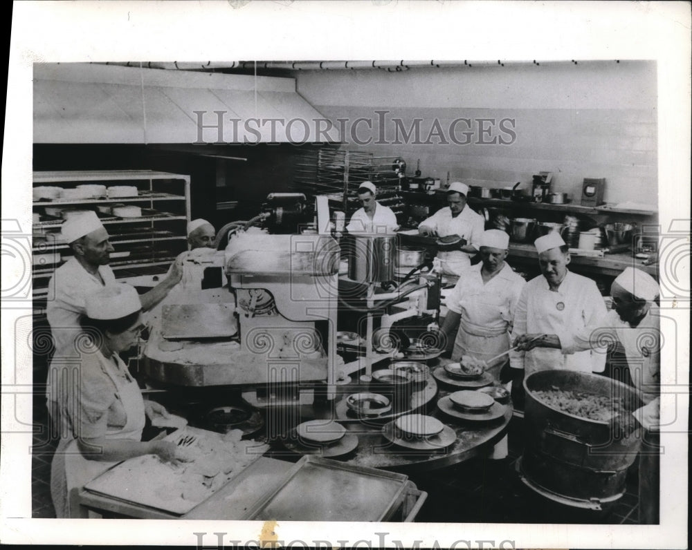 1944 Press Photo Boeing Chefs In Kitchen At Food Center And Cafeteria In Seattle - Historic Images