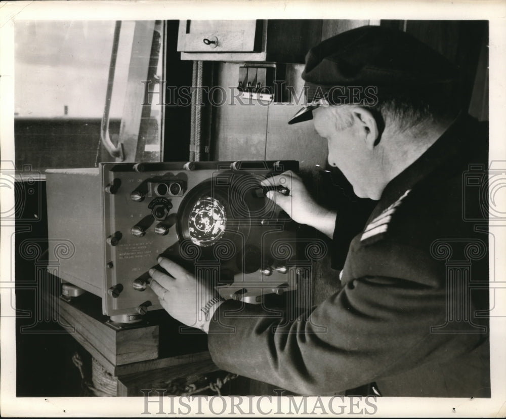 1948 Press Photo Captain At Controls Of Raytheon Radar on M/S Tunaholm Ship - Historic Images