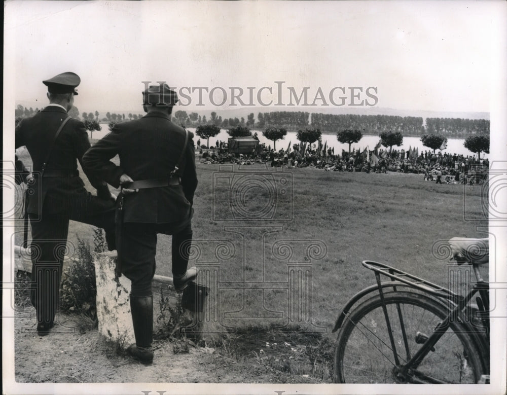 1950 Press Photo German Policeman Watch FDJ Communist Youth Camp - Historic Images