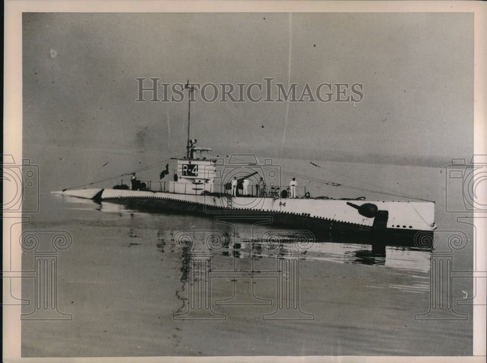 1936 Peruvian submarine R-4 in the Delaware River-Historic Images